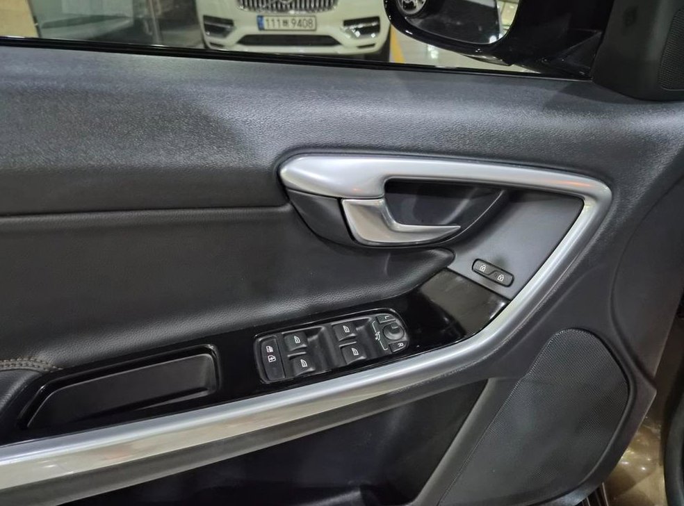 볼보 V60 2.5 T5 AWD 사진 17