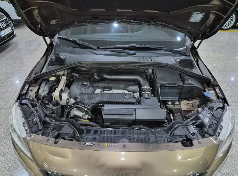 볼보 V60 2.5 T5 AWD 사진 6