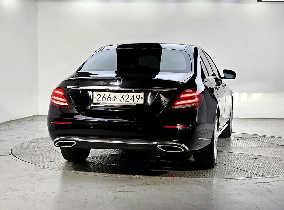 벤츠 E 클래스 E220d 익스클루시브 사진 3