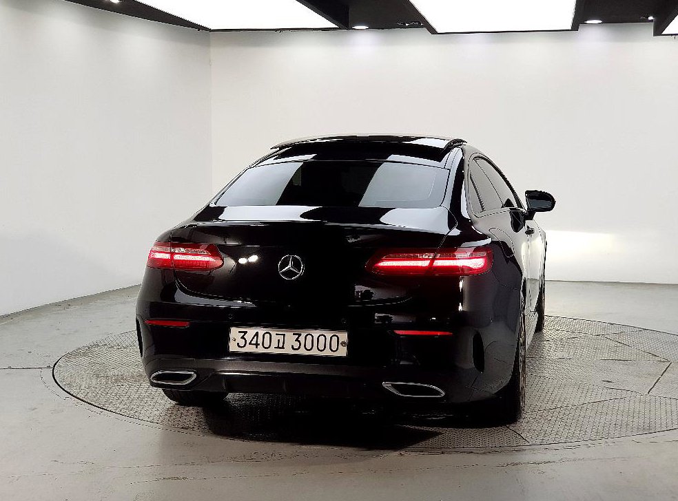 벤츠 E 클래스 E220d 쿠페 사진 3