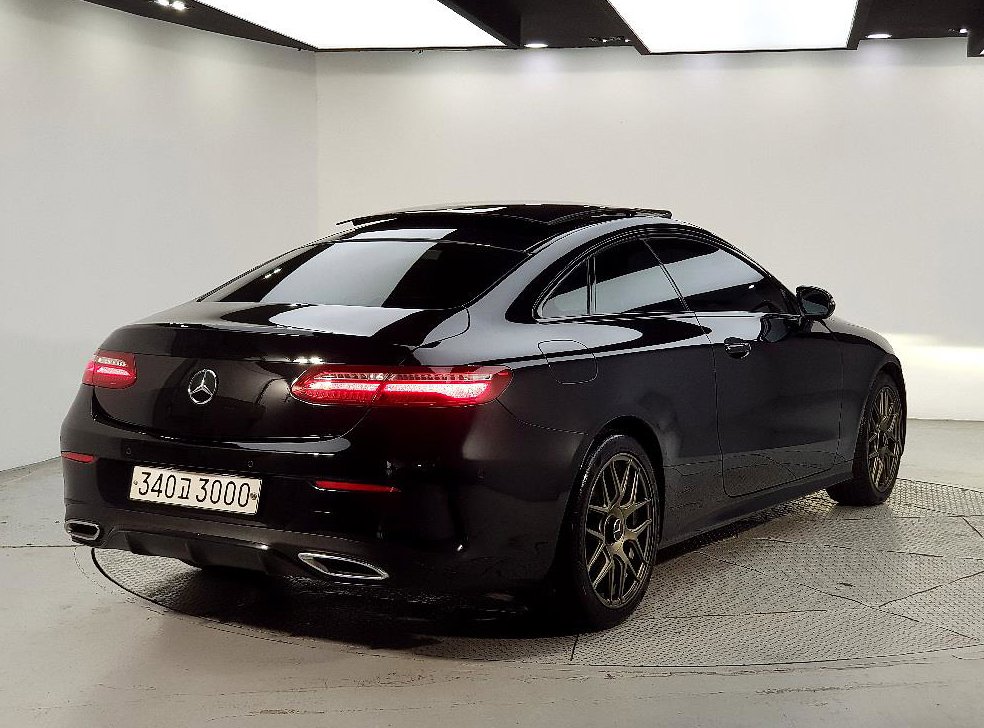 벤츠 E 클래스 E220d 쿠페 사진 4