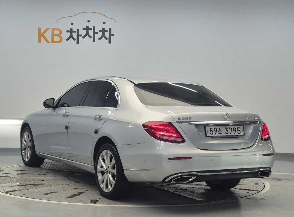 벤츠 E 클래스 E300 4MATIC 익스클루시브 사진 2