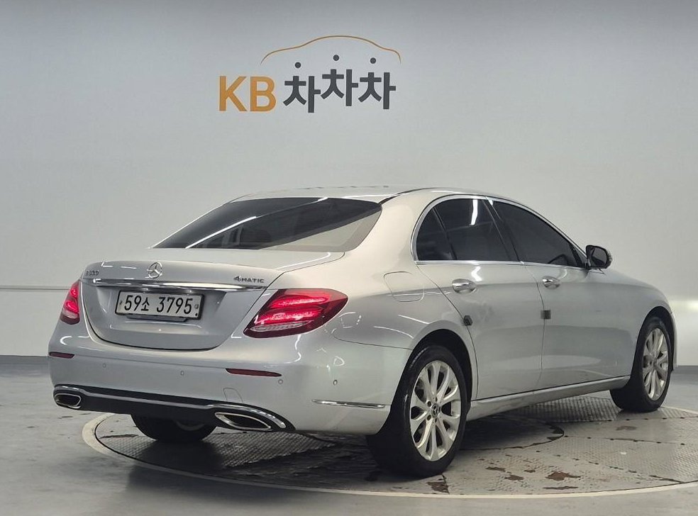 벤츠 E 클래스 E300 4MATIC 익스클루시브 사진 3
