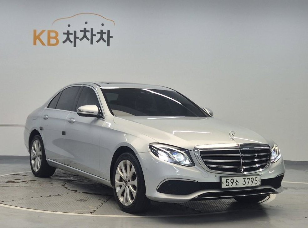 벤츠 E 클래스 E300 4MATIC 익스클루시브 사진 4