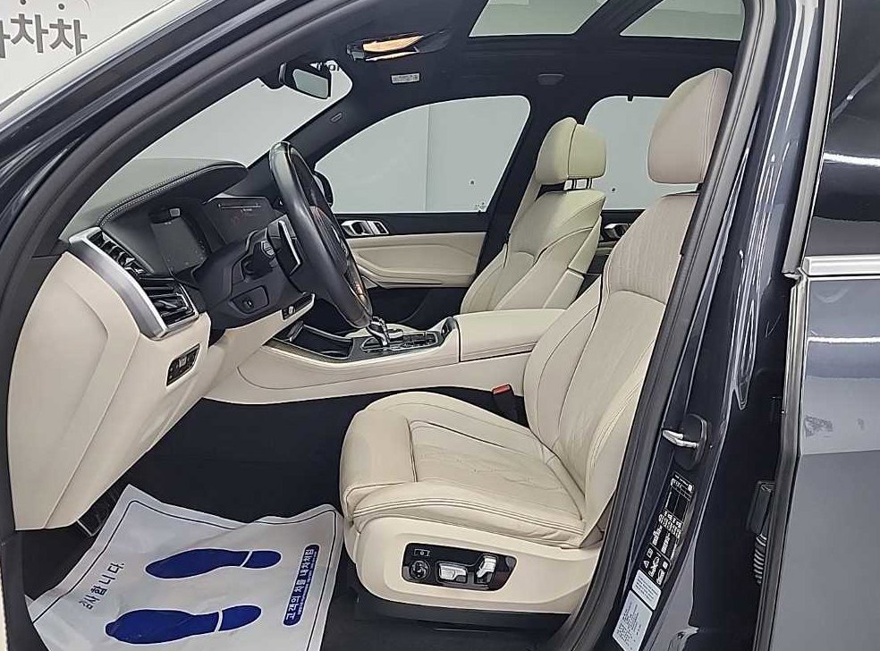 BMW X5 M50i 사진 11