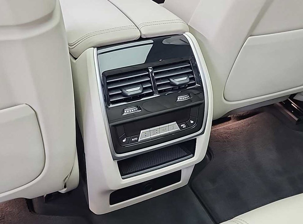 BMW X5 M50i 사진 13