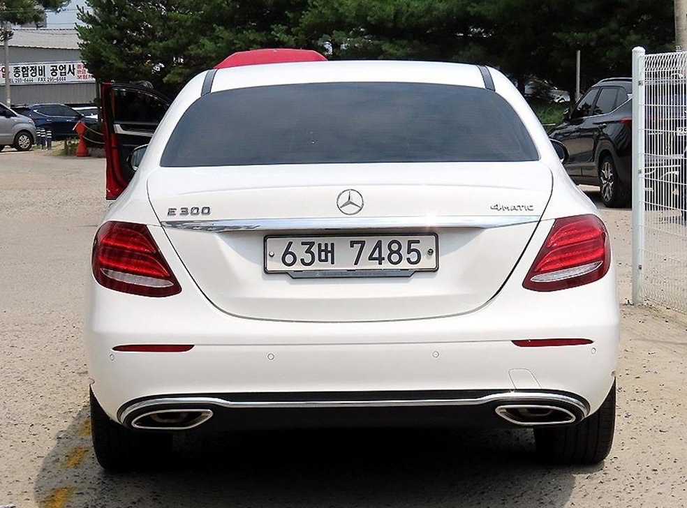 벤츠 E 클래스 E300 4MATIC 익스클루시브 사진 4