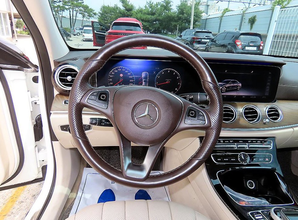 벤츠 E 클래스 E300 4MATIC 익스클루시브 사진 8