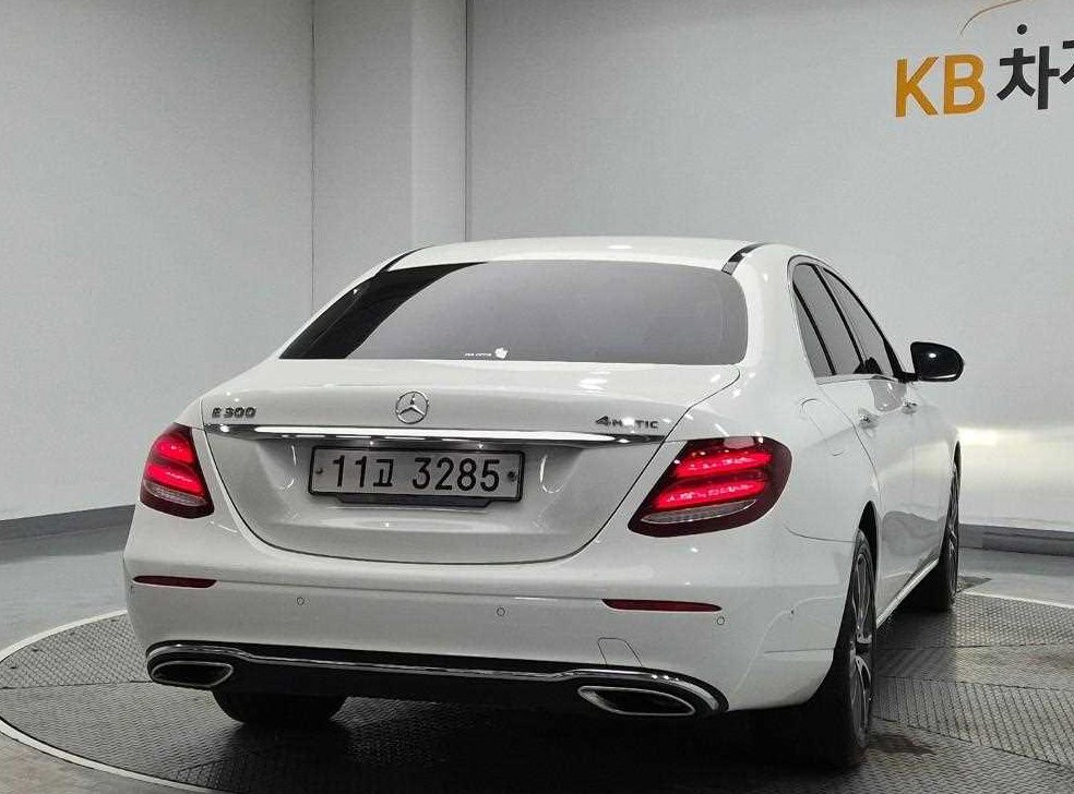벤츠 E 클래스 E300 4MATIC 아방가르드 사진 3