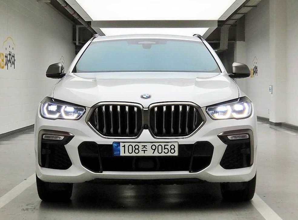 BMW X6 M50i