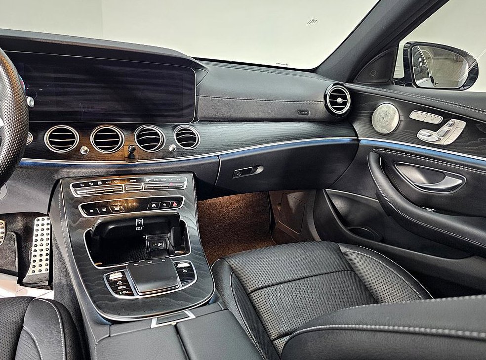 벤츠 E 클래스 E220d 4MATIC AMG라인 사진 10