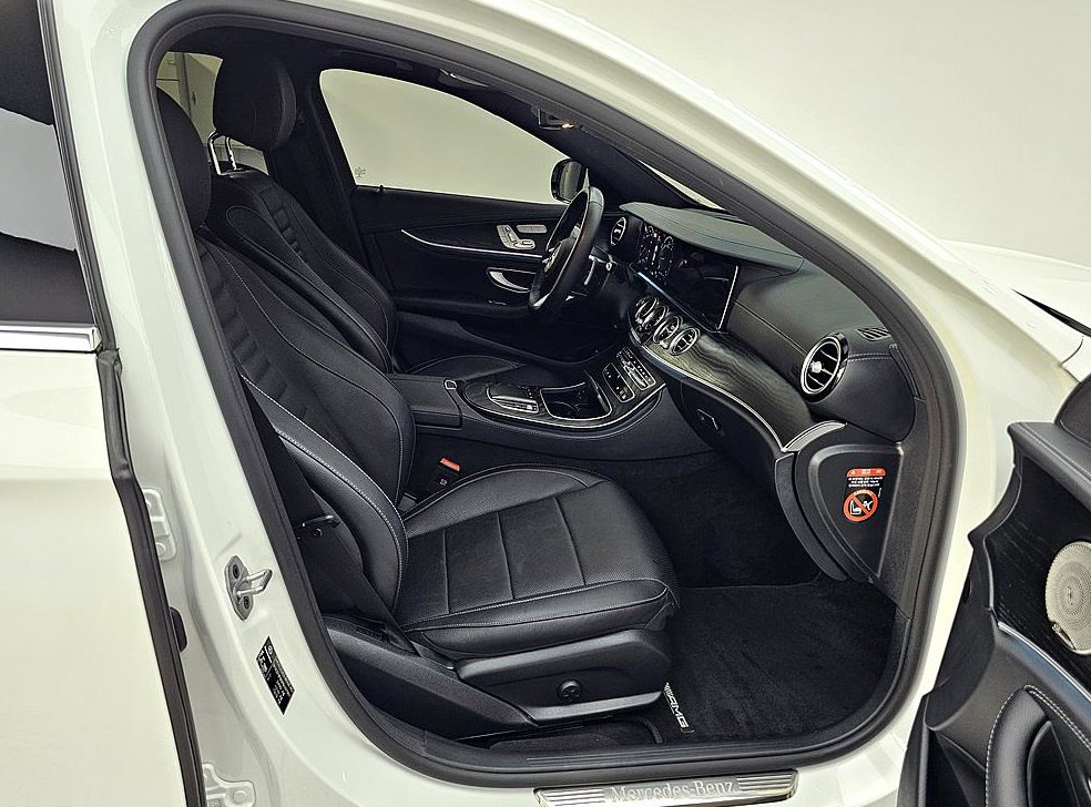 벤츠 E 클래스 E220d 4MATIC AMG라인 사진 11