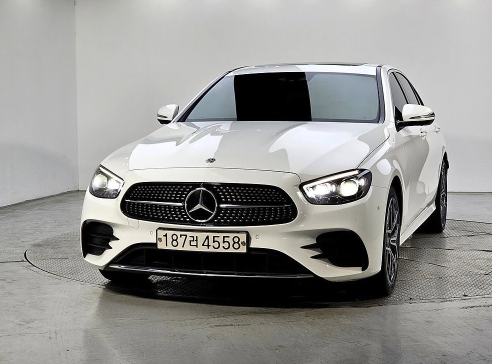 벤츠 E 클래스 E220d 4MATIC AMG라인 사진 2