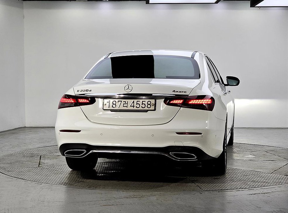 벤츠 E 클래스 E220d 4MATIC AMG라인 사진 3