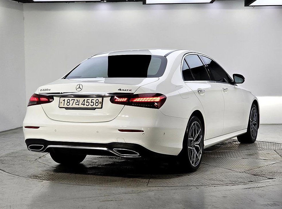 벤츠 E 클래스 E220d 4MATIC AMG라인 사진 4