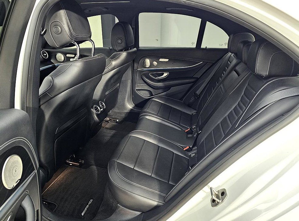 벤츠 E 클래스 E220d 4MATIC AMG라인 사진 9