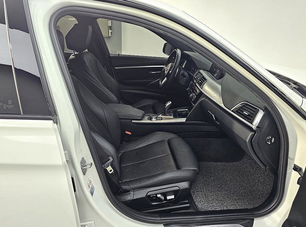 BMW 3시리즈 320d M 스포츠 쉐도우 사진 11