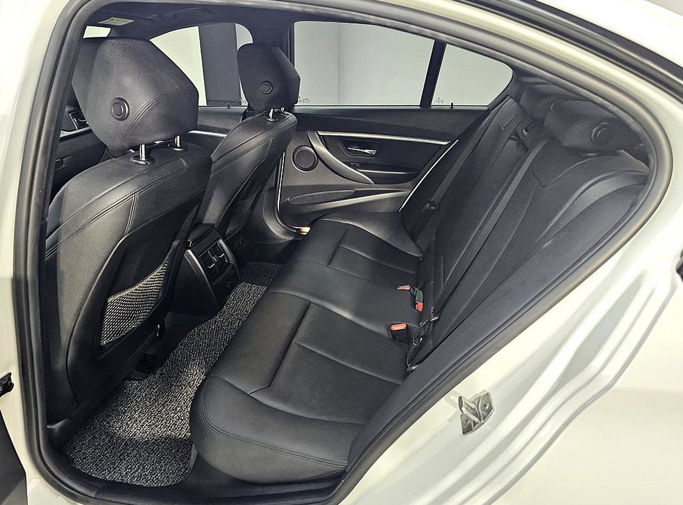 BMW 3시리즈 320d M 스포츠 쉐도우 사진 9