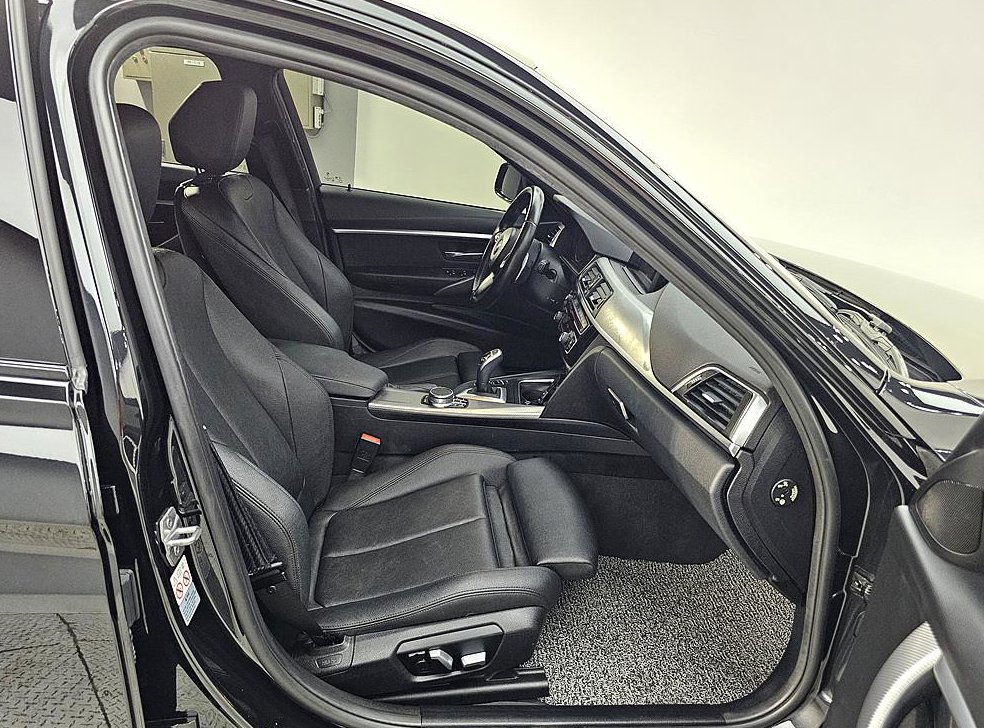 BMW 3시리즈 320d M 스포츠 쉐도우 사진 11