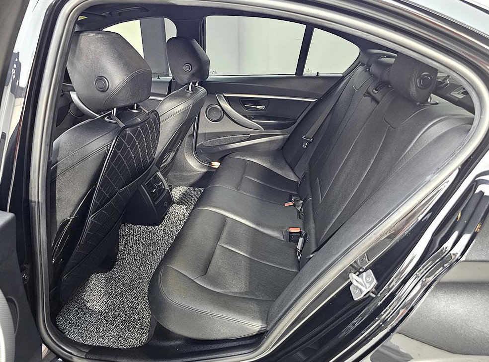 BMW 3시리즈 320d M 스포츠 쉐도우 사진 9