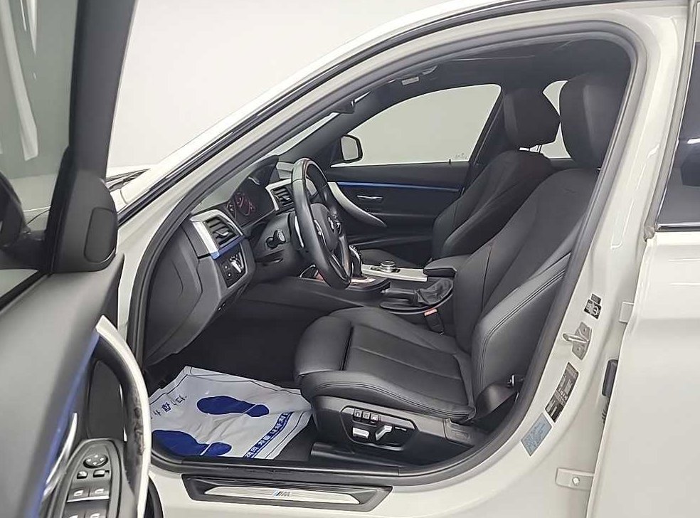 BMW 3시리즈 320i M 스포츠 사진 12