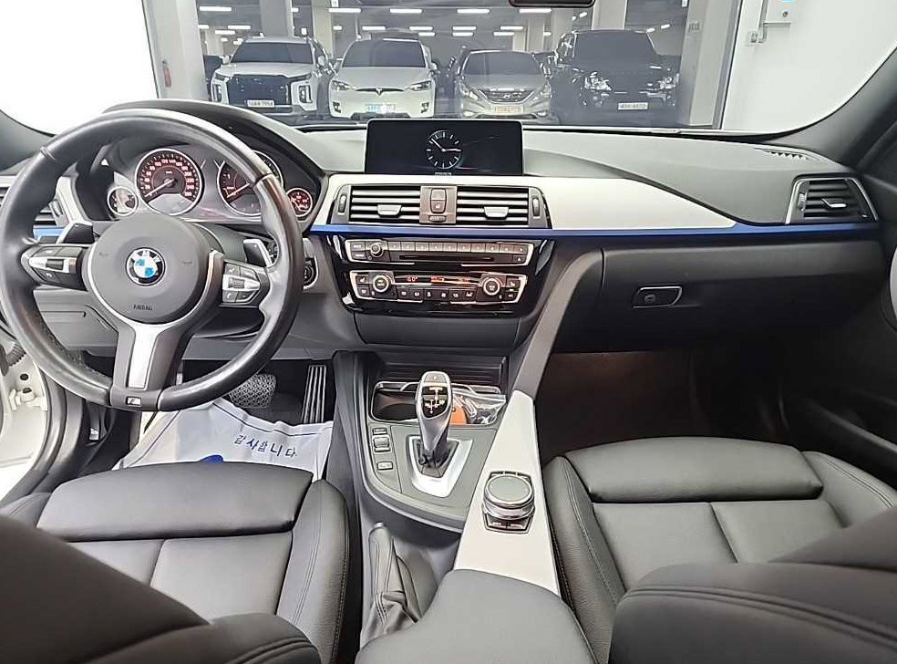 BMW 3시리즈 320i M 스포츠 사진 8