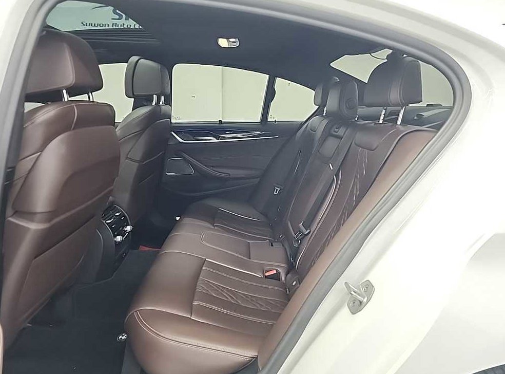 BMW 5시리즈 530e M 스포츠 사진 12