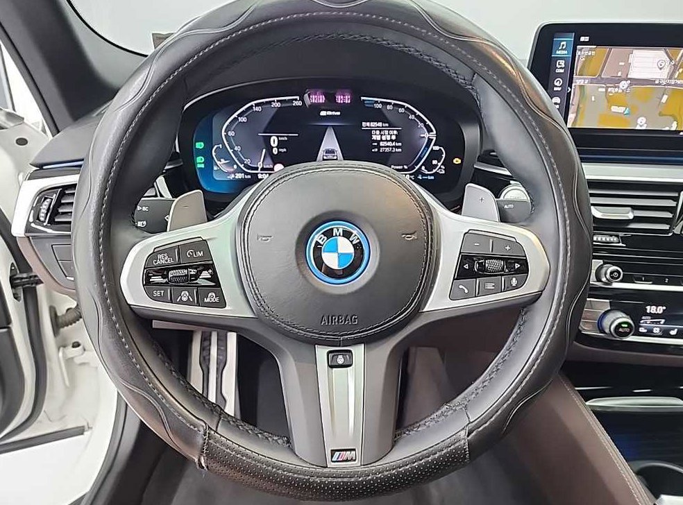 BMW 5시리즈 530e M 스포츠 사진 9