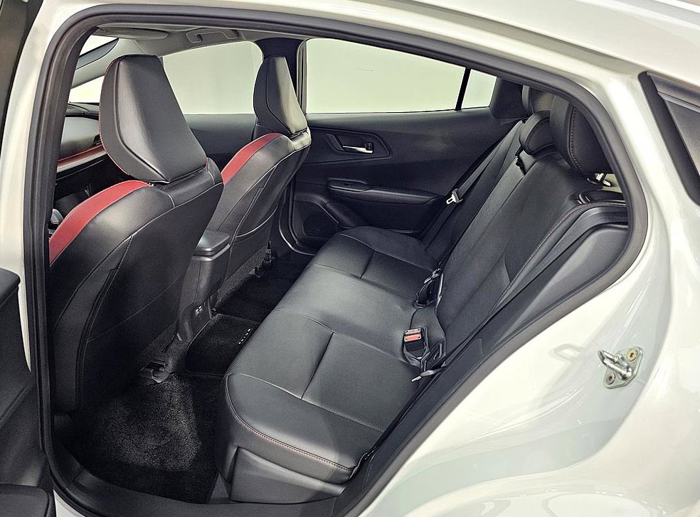 토요타 프리우스 2.0 PHEV XSE 사진 9
