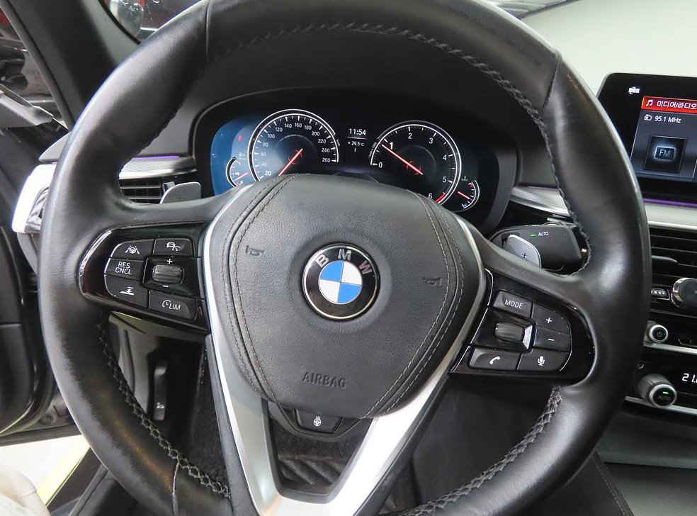 BMW 5시리즈 520d M 스포츠 사진 8