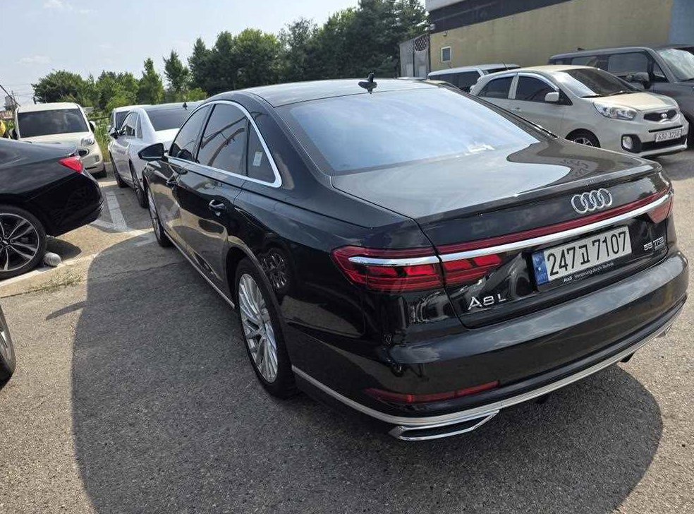 아우디 A8 55 TFSI 콰트로 LWB 사진 2