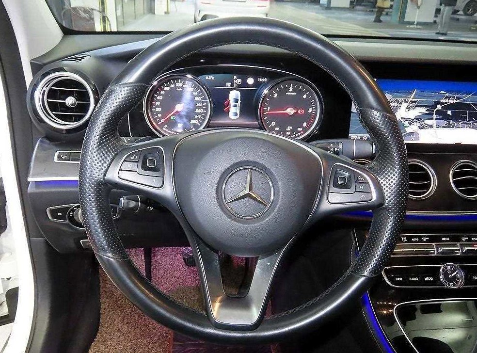 벤츠 E 클래스 E220d 아방가르드 사진 9