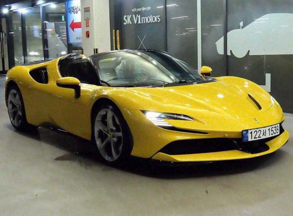 페라리 SF90 4.0 PHEV AWD