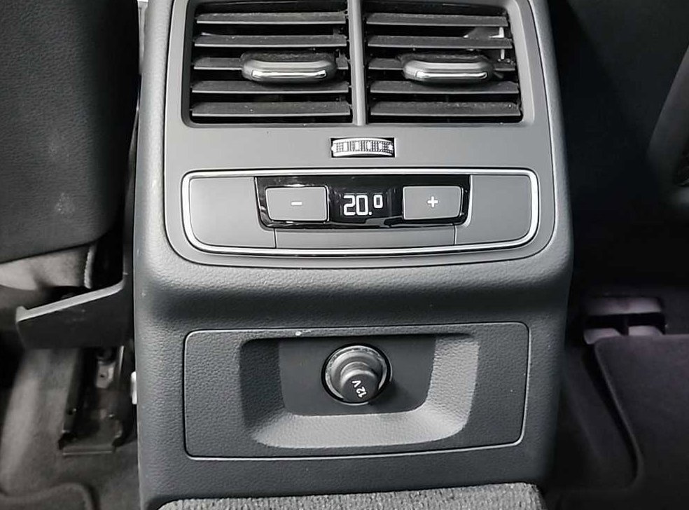 아우디 A4 40 TFSI 사진 13