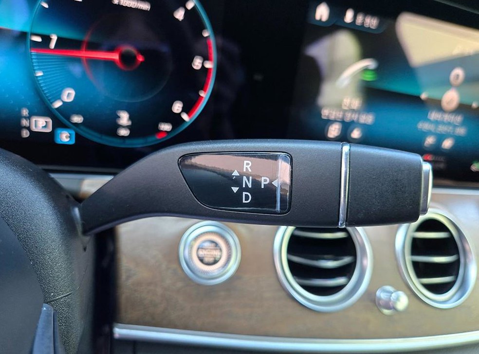 벤츠 E 클래스 E220d 4MATIC 익스클루시브 사진 11