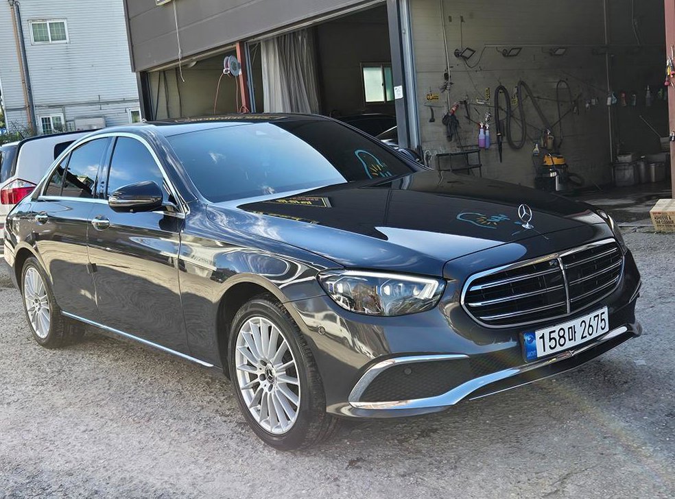 벤츠 E 클래스 E220d 4MATIC 익스클루시브 사진 2