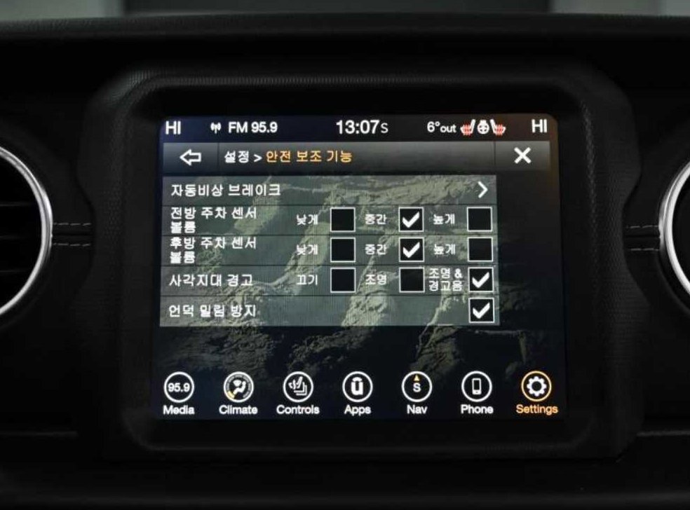지프 랭글러 2.0 오버랜드 4xe 4도어 파워 탑 사진 17