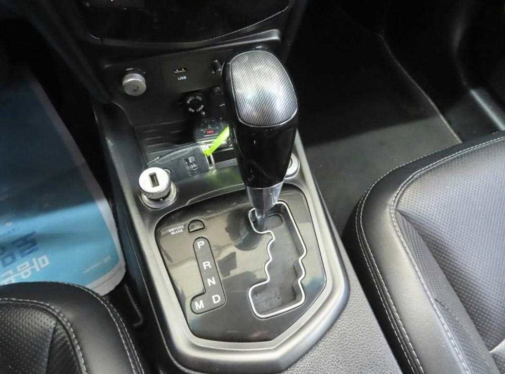 KG모빌리티(쌍용)  티볼리 가솔린 2WD 1.6 LX 사진 13