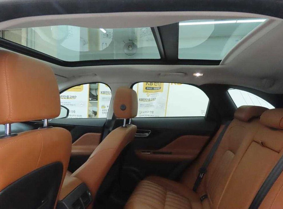 재규어 F-PACE 20d 포트폴리오 사진 18