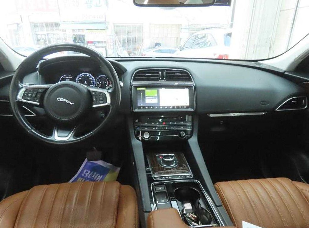 재규어 F-PACE 20d 포트폴리오 사진 7