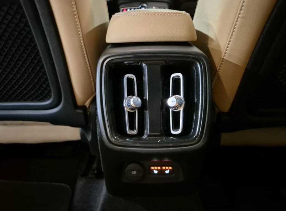 볼보 XC40 B4 AWD 인스크립션 사진 9