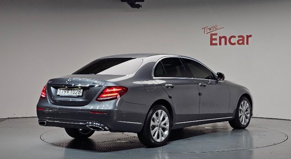 벤츠 E 클래스 E300 4MATIC 익스클루시브 사진 2