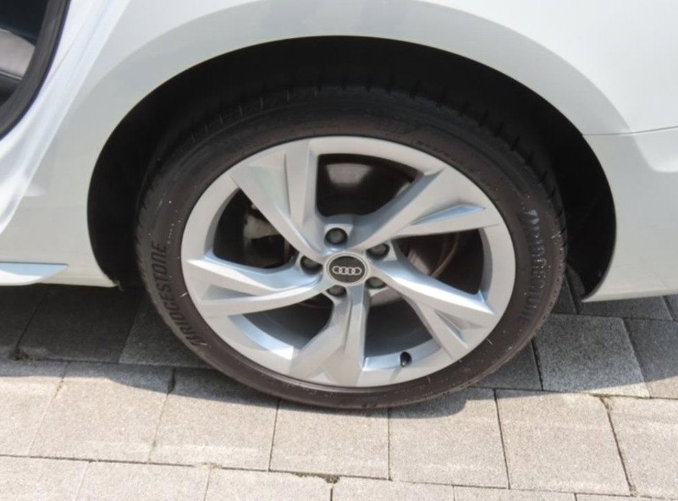 아우디 A4 40 TFSI 프리미엄 사진 17