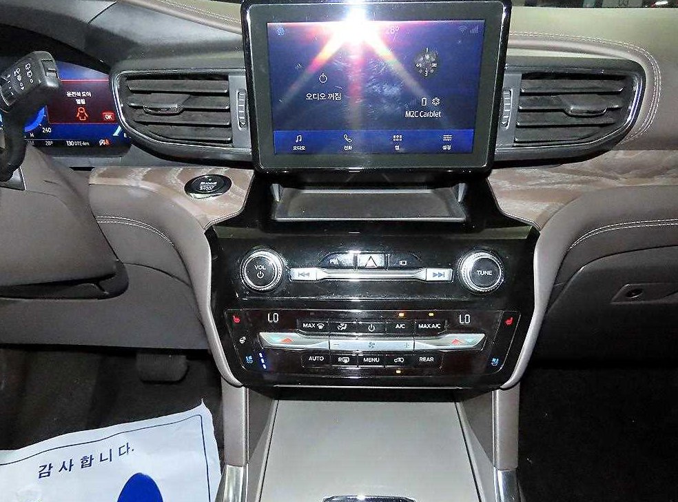 포드 익스플로러 3.0 AWD 플래티넘 사진 11