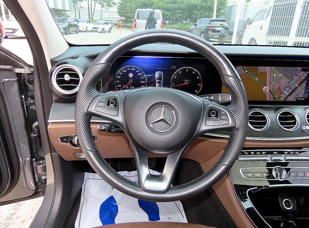 벤츠 E 클래스 E300 4MATIC 아방가르드 사진 8
