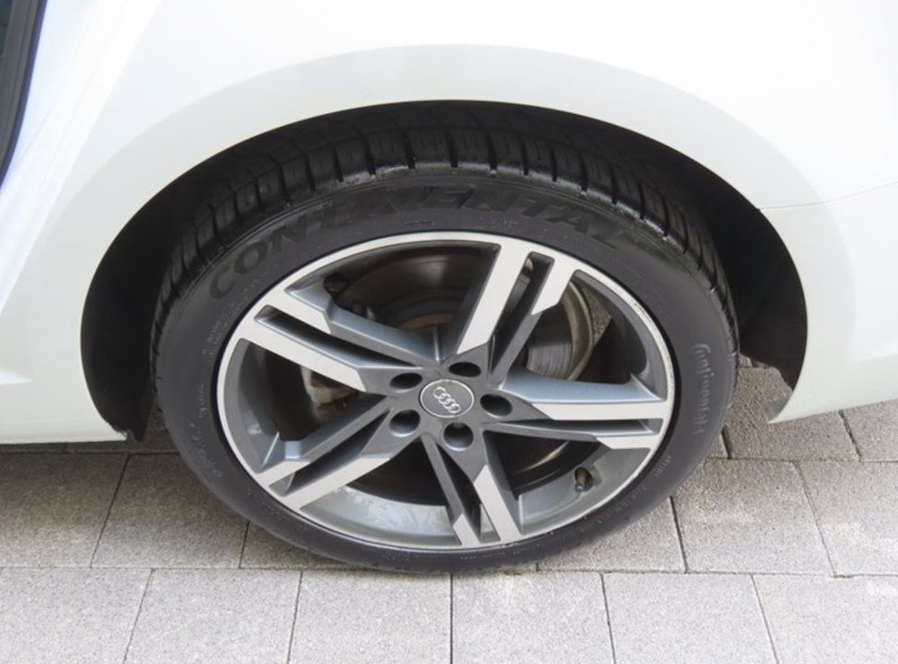 아우디 A4 40 TFSI 사진 17