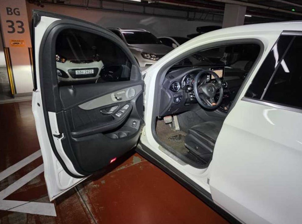 벤츠 GLC 클래스 GLC 300 4MATIC AMG LINE 사진 3