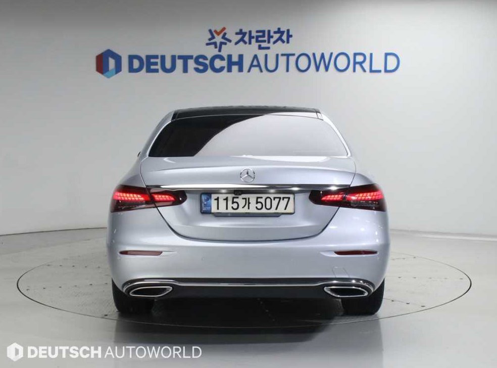 벤츠 E 클래스 E220d 4MATIC 익스클루시브 사진 4