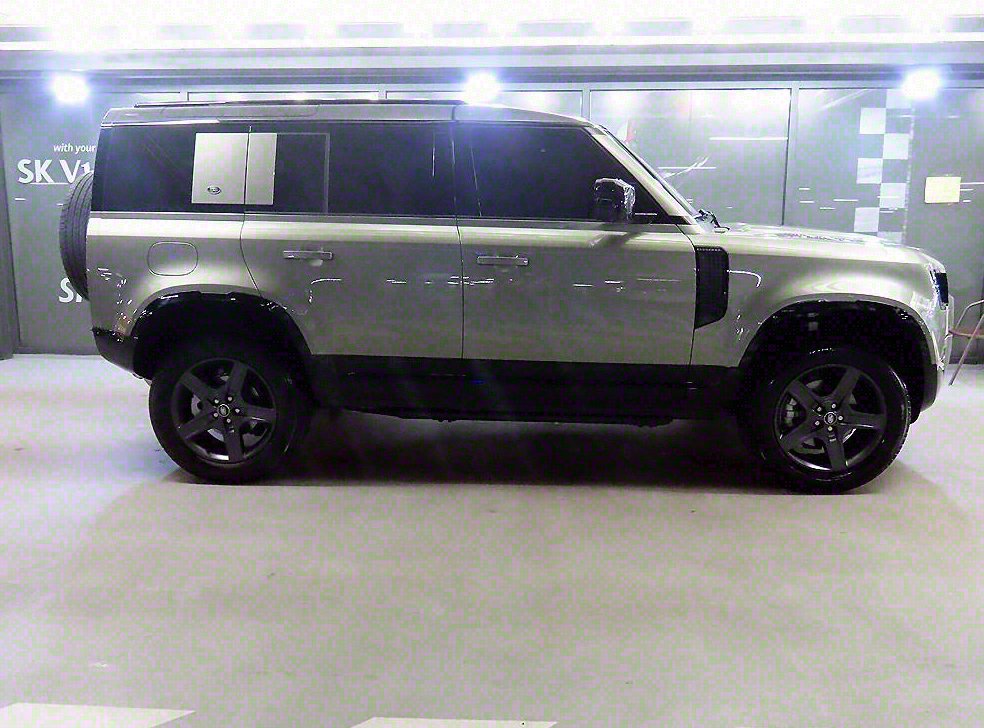 랜드로버 디펜더 130 D300 X-Dynamic SE 사진 3