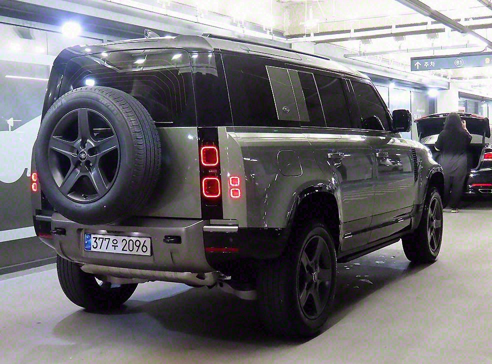 랜드로버 디펜더 130 D300 X-Dynamic SE 사진 4